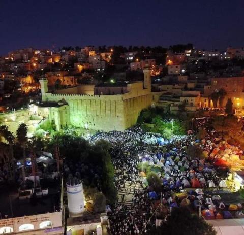 آلاف المستوطنين يحتشدون في محيط المسجد الإبراهيمي في الخليل..jpg