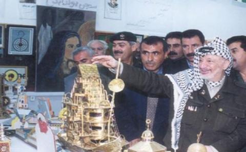 الرئيس ابو عمار ومشغولات الأسرى.JPG