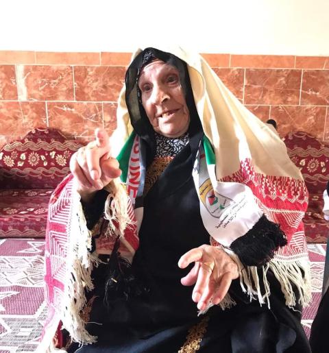 د. منصور يطمئن على صحة اكبر معمرة في الوسطى وينقل لها تحيات الدكتور ابو هولي