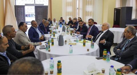 وزير المالية يزور الجلزون للاطلاع على احتياجات السكان فيه