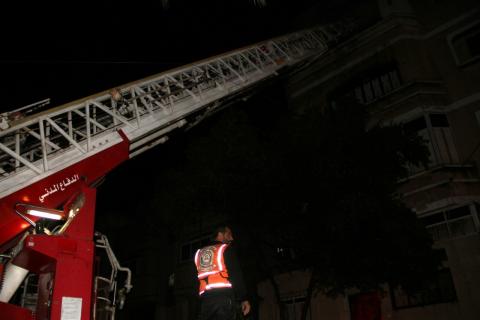 صور من تعامل قوات الدفاع المدني والشرطة مع الحريق الكبير الذي اندلع في بناية سكنية بمخيم جباليا شمالي قطاع غزة مساء اليوم، وأدى لوفاة 21 مواطناً. 2.jpg