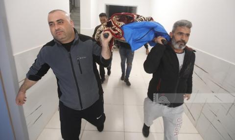 وصول جثمان الشهيدة فلة مسالمة الى مستشفى دورا الحكومى في الخليل.jpg