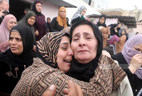 شييع جثمان الشهيدة الطفلة فلة المسالمة (16 عاما ) لمثواها الاخير في بلدة بيت عوا جنوب غرب الخليل 7.jpg