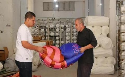 الشتاء ينعش صناعة النسيج في غزة.jpg