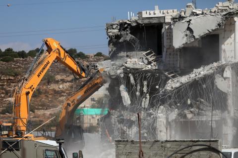 جرافات الاحتلال تهدم مبنى فلسطيني من ثلاثة طوابق في مدينة الخليل 77.jpg