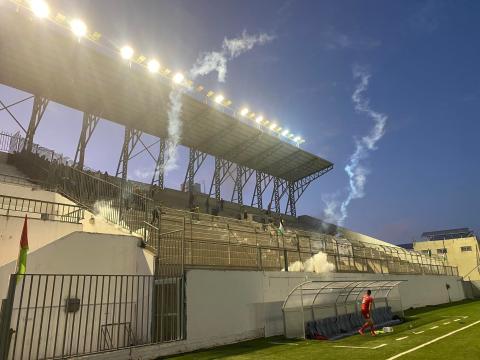 إصابات بين اللاعبين والجمهور جراء استهداف الاحتلال ملعب الخضر بقنابل الغاز.jpg