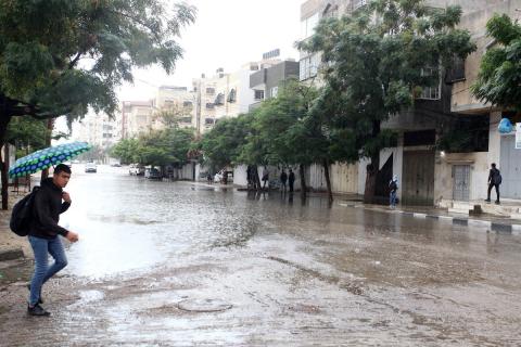 عمال البلدية تقوم بإزالة مياة الأمطار، في مدينة غزة.jpg