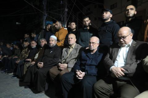 وفد حكومي خلال متابعة من مكان الحادث الأليم في جباليا  8.jpg