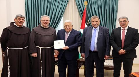 الرئيس يتسلم دعوة لحضور قداس عيد الميلاد المجيد.jfif