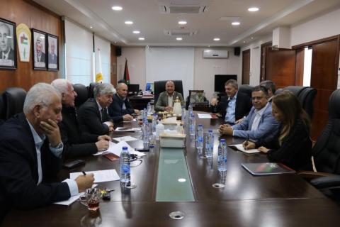 أعضاء من تنفيذية المنظمة تلتقي بالمفوض العام للأونروا وتبحث معه احتياجات اللاجئين والاونروا 1.jpg