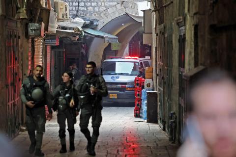 من محيط عملية الطعن بالقدس .. تصوير (الفرنسية) 7.jpg