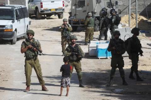 جرافات الاحتلال تهدم مبنى فلسطيني من ثلاثة طوابق في مدينة الخليل.jpg