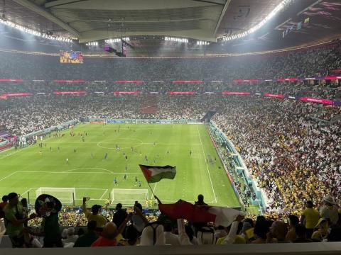 مشجعون يرفعون الأعلام الفلسطينية خلال حفل افتتاح كأس العالم 2022 في قطر.jpg