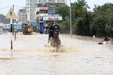 إغلاق الطرق نتيجة تساقط الأمطار في مدينة غزة.jpg