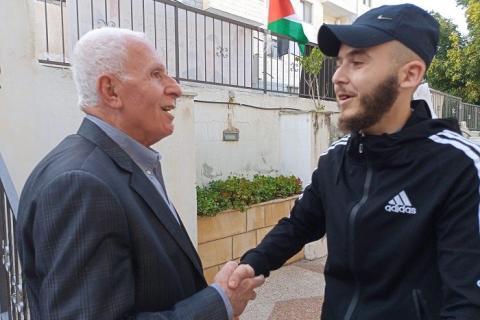 الأحمد يقدم واجب العزاء بالشهيد الطفل خلوف 3.jpg