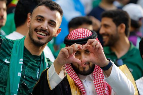 فرحة السعوديين في ملعب لوسيل القطري .. تصوير (الفرنسية) 8.jpg