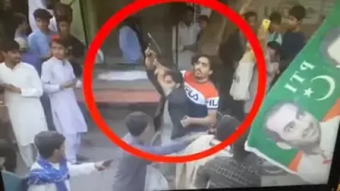 بالفيديو نجاة رئيس الوزراء الباكستاني المُقال عمران خان من محاولة اغتيال