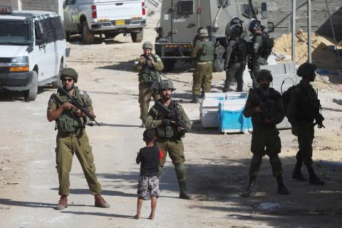 جرافات الاحتلال تهدم مبنى فلسطيني من ثلاثة طوابق في مدينة الخليل.jpg