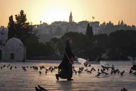 المواطنة المقدسية مريم ابو نجمة جارة المسجد الاقصى، تقضي وقتها بعد اداء الصلاة في باحات المسجد رفقة حفيدتها (تصوير - عفيف عميرة).jpg