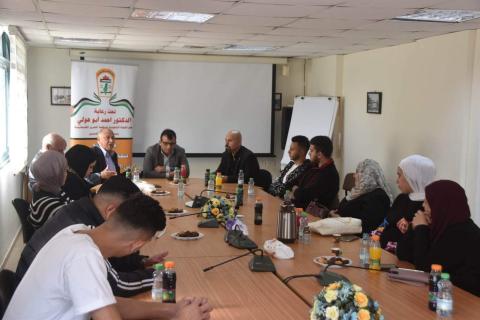شؤون اللاجئين واللجنة الشعبية في دير عمار توزعان منحة الطالب الجامعي على طلبة المخيم