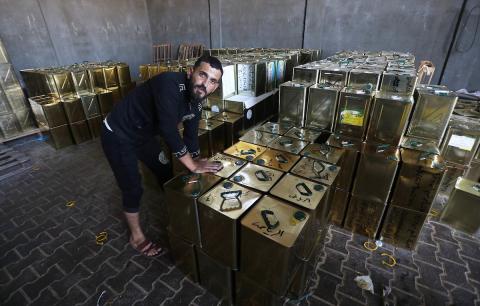 عمال فلسطينيون يجهزون صفائح زيت الزيتون لتصديرها لدول الخليج في مدينة خان يونس جنوب قطاع غزة 11.jpg