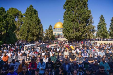 مواطنون يؤدون صلاة الجمعة في رحاب المسجد الاقصى 4.jpg