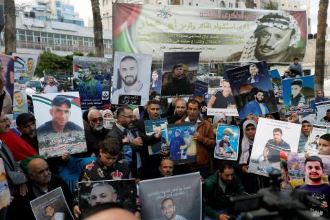 مسيرة وسط رام الله للمطالبة باسترداد جثامين الشهداء المحتجزة لدى الاحتلال ونصرة للأسرى.jpg