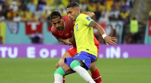 رافينيا في قتال مع ريكاردو رودريغيز (رويترز).jpg