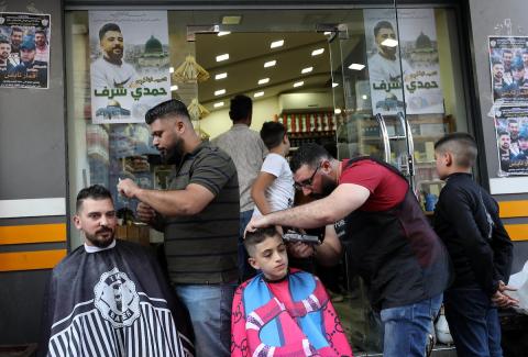 عشرات الحلاقين الفلسطينيين وعائلة وأصدقاء الشهيد حمدي شرف الذي استشهد باقتحام مدينة نابلس قبل أيام يعيدون افتتاح صالون الحلاقة الخاص به 65.jpg
