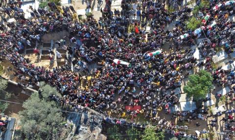 من تشييع ضحايا الحريق في جباليا داخل المقبرة .. تصوير (الفرنسية) 2.jpg