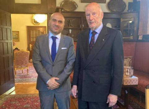 الملك سيمون الثاني خلال استقباله في العاصمة صوفيا القائم بأعمال سفارة دولة فلسطين لدى بلغاريا أدهم زين الدين.jpg