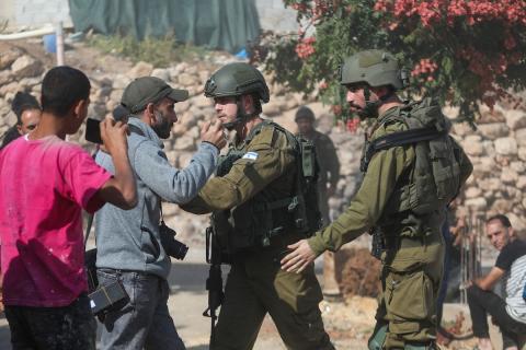 جرافات الاحتلال تهدم مبنى فلسطيني من ثلاثة طوابق في مدينة الخليل.jpg