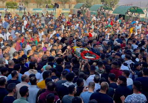 فلسطينيون يشيعون جثمان الشهيد مصعب نفل في المزرعة الشرقية قرب رام الله 9.jpg