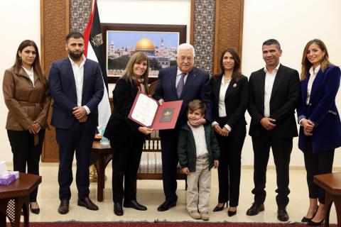 الرئيس يمنح القائد الوطني الكبير المرحوم صائب عريقات نجمة الشرف من الدرجة العليا.jpg