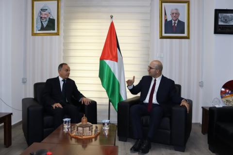 الهدمي يطلع السفير المصري على تطورات الأوضاع في القدس.JPG