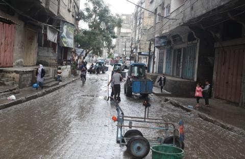 معاناة المواطنون الفلسطينيون في مخيم الشاطيء، بالتزامن مع المنخفض الأول على قطاع غزة 4.jpg