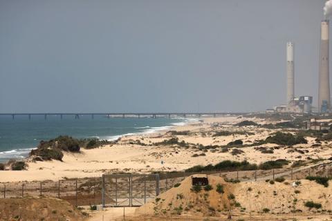 شاطئ بحر مدينة بيت لاهيا بالقرب من كيبوتس زيكيم الإسرائيلي شمال قطاع غزة.jpg
