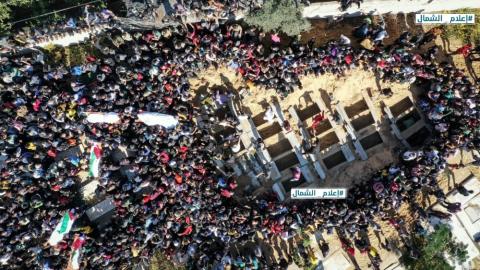 صور من الموكب الجنائزي المهيب لشهداء حريق عائلة أبوريا في معسكر جباليا 55.jpg