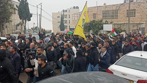 تشييع جثمان مفيد اخليل في بيت أمر.jpg