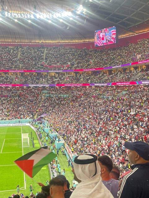 رفع علم فلسطين وسط الجمهور الأمريكي خلال المباراة بين أمريكا وإنجلترا بمونديال قطر2022..jpg