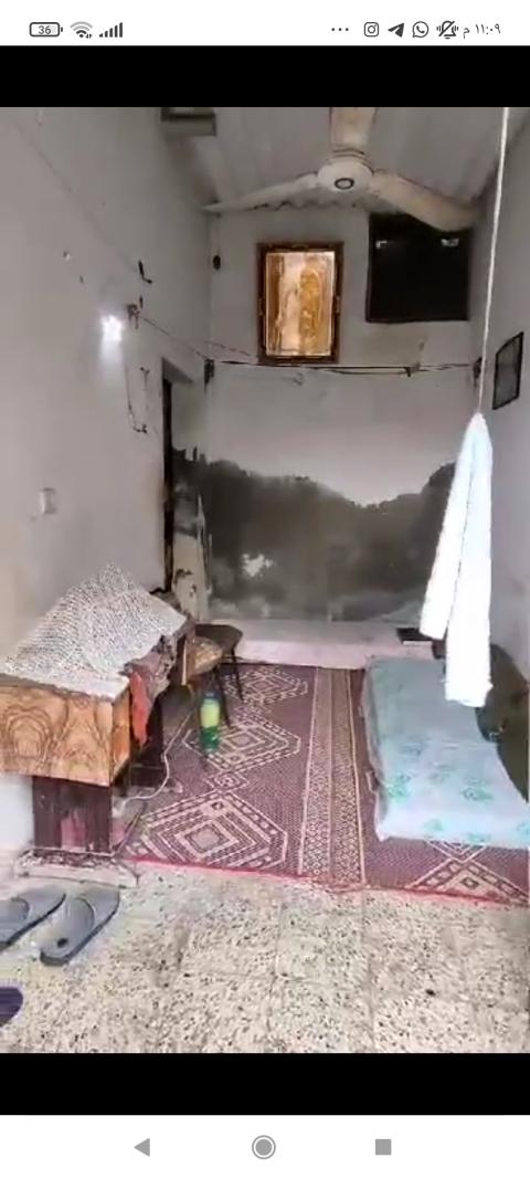أسرة فقيرة تناشد إعادة بناء منزلها الأيل للسقوط