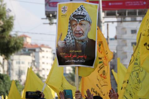 توافد الفلسطينيون للمشاركة في مهرجان إحياء الذكرى الـ 18 لاستشهاد الرئيس الفلسطيني الراحل ياسر عرفات في مدينة غزة 55.jpg