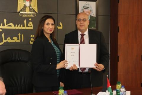 "العمل" و " الإحصاء الفلسطيني" يوقعان مذكرة تفاهم لتعزيز التعاون المشترك في تطوير قطاع العمل.