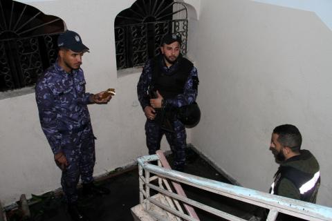 صور من تعامل قوات الدفاع المدني والشرطة مع الحريق الكبير الذي اندلع في بناية سكنية بمخيم جباليا شمالي قطاع غزة مساء اليوم، وأدى لوفاة 21 مواطناً. 8.jpg