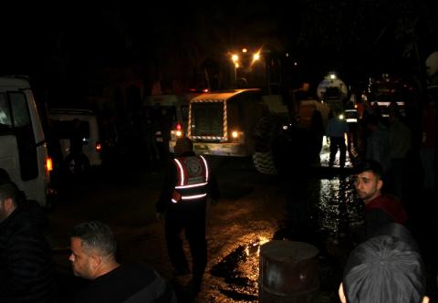 صور من تعامل قوات الدفاع المدني والشرطة مع الحريق الكبير الذي اندلع في بناية سكنية بمخيم جباليا شمالي قطاع غزة مساء اليوم، وأدى لوفاة 21 مواطناً..jpg