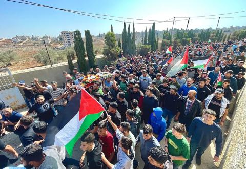 فلسطينيون يشيعون جثمان الشهيد مصعب نفل في المزرعة الشرقية قرب رام الله 5.jpg
