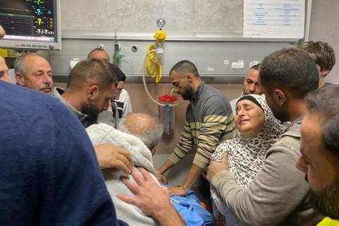 طواقم مجمع فلسطين الطبي خلال محاولتها إنقاذ حياة الشاب مصعب نفل قبل الإعلان عن ارتقائه شهيدا متأثرا بإصابته الحرجة.jpeg