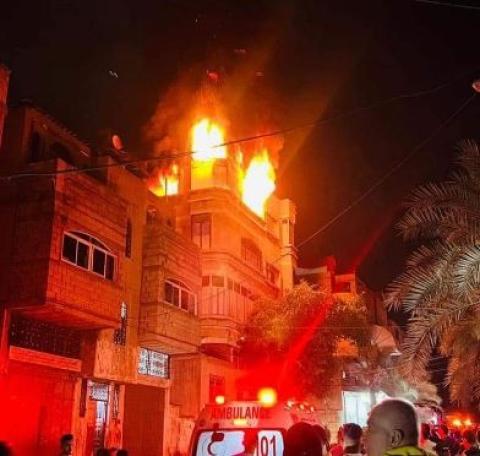 طواقم الدفاع المدني تحاول السيطرة على حريق في عمارة سكنية بجباليا شمال قطاع غزة.jpg