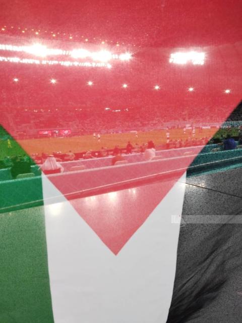 العلم الفلسطيني حاضر في مونديال قطر خلال مباراة المنتخب الإيراني والمنتخب الانجليزي.jpg