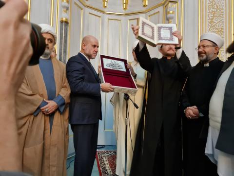 الهباش يهدي نسخة من مصحف المسجد الأقصى إلى مفتي روسيا.jpg